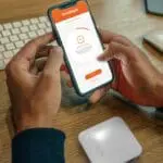 User sets up FP1000W2-R with a smartphone app at a desk with a keyboard.