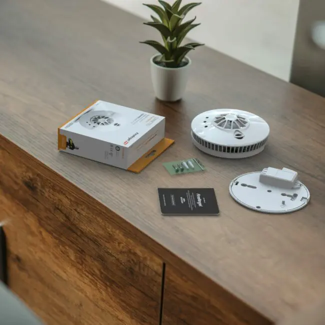 FP1740W2-R kit: includes detector, batteries, manual, and plant on wood.