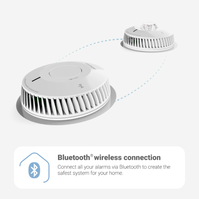 Pair of FA8620BW-R alarms linked by a blue dashed line, indicating Bluetooth connexion.